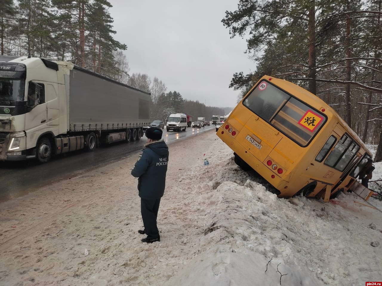 Попавшие в ДТП пустошкинские школьники ехали на экскурсию в «Поезд Победы»