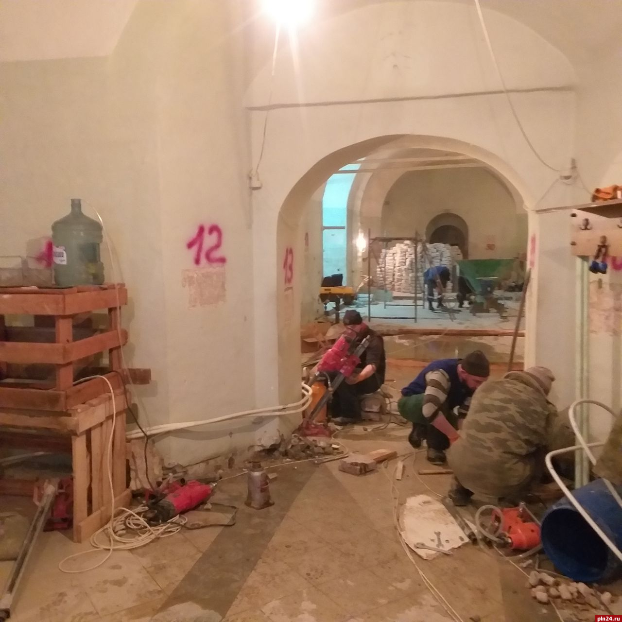 Инъектирование стен проводят в Троицком соборе Пскова