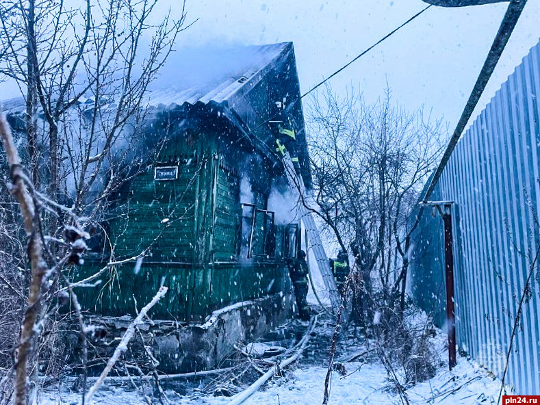 Нежилой дом горел в Пскове. ФОТО