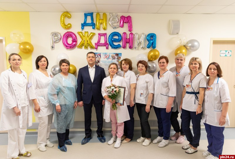 Михаил Ведерников поблагодарил медиков отделения патологии новорожденных за заботу о здоровье малышей
