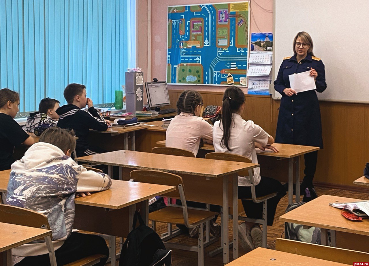 Следователи поговорили с псковскими школьниками о буллинге