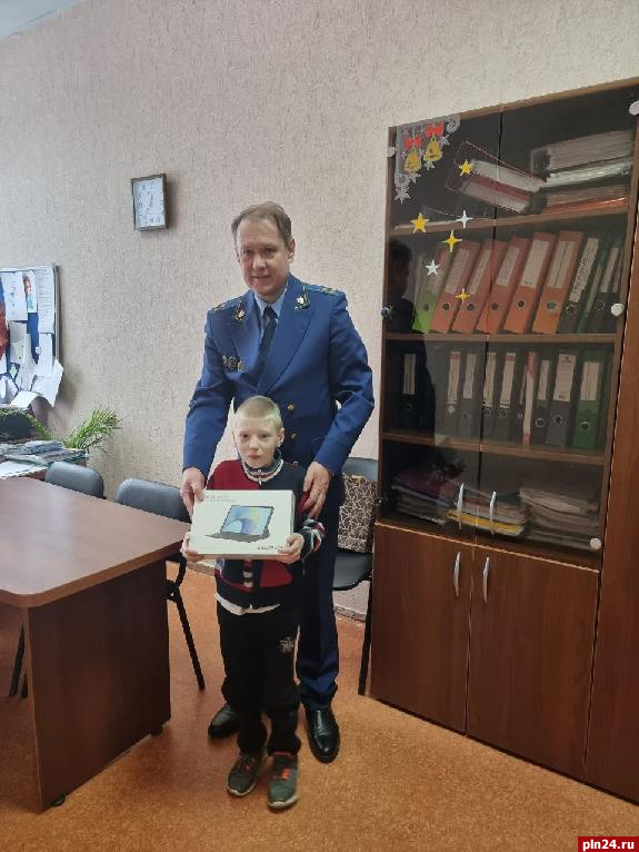 Псковские прокуроры продолжают исполнять детские мечты в рамках акции «Ёлка желаний»