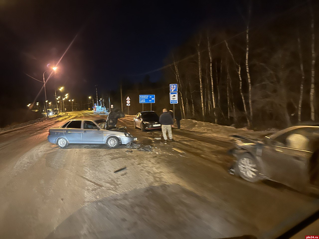 Три автомобиля столкнулись на выезде из Пскова. ФОТО
