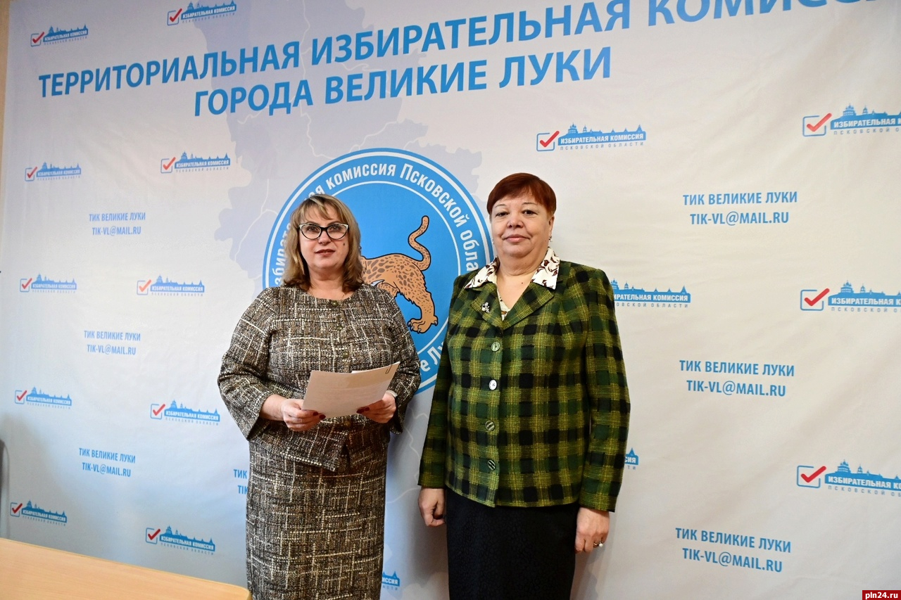 Марина Усачёва получила удостоверение депутата Великолукской городской Думы