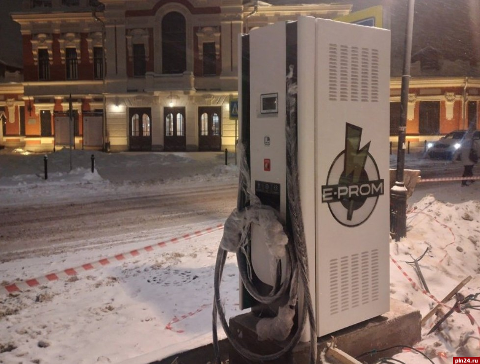 Заправку для электромобилей напротив Псковского драмтеатра хотят заменить