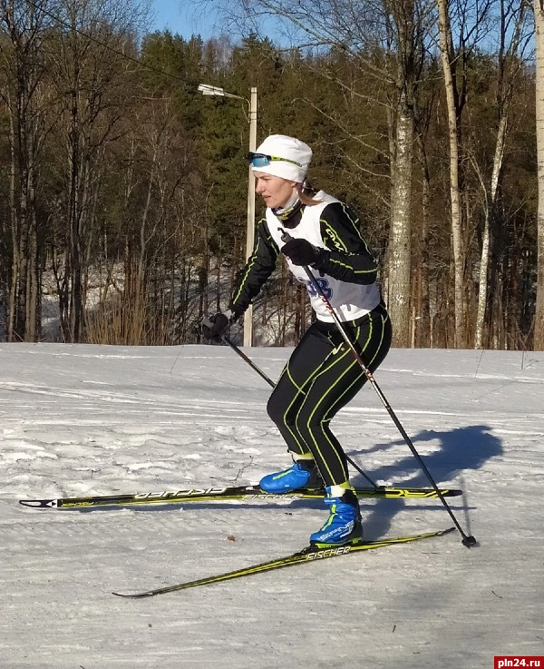 Спортсменка Псковского филиала университета ФСИН России победила на региональных соревнованиях по лыжным гонкам