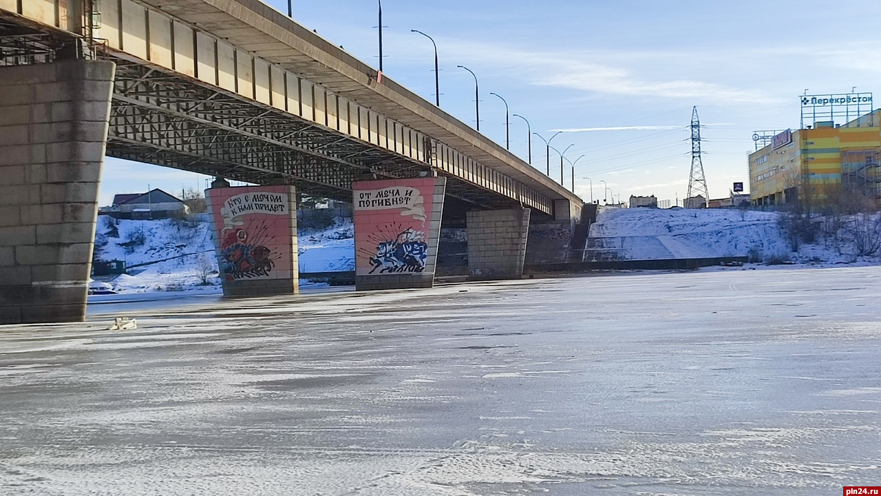Мурал появился на опорах моста Александра Невского в Пскове