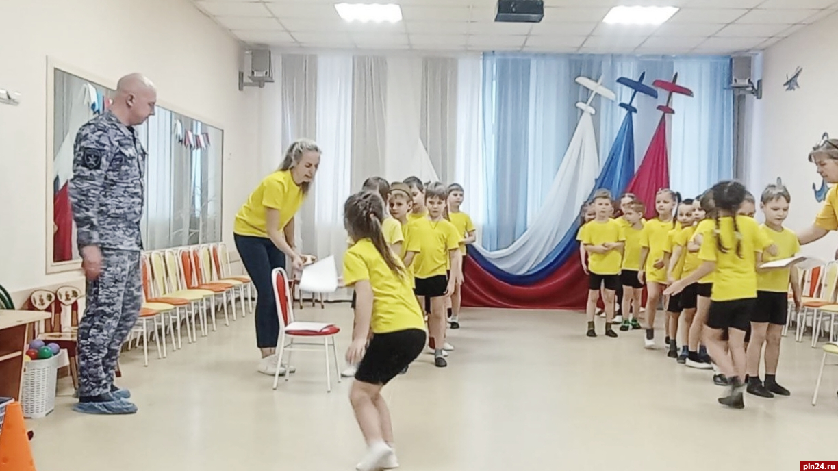 Росгвардейцы провели «Урок мужества» в псковском детском саду