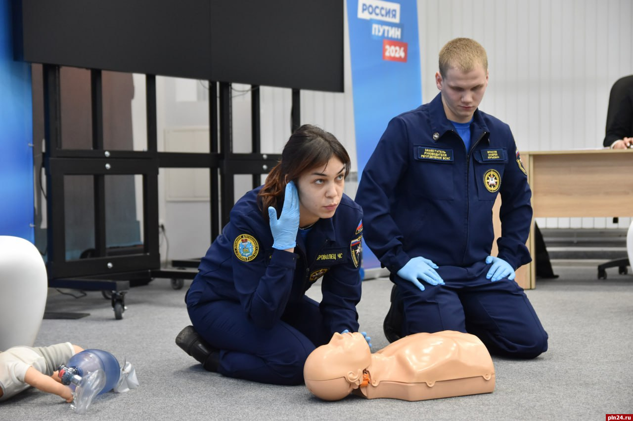 Инструкторы студенческого корпуса спасателей провели мастер-класс в Пскове
