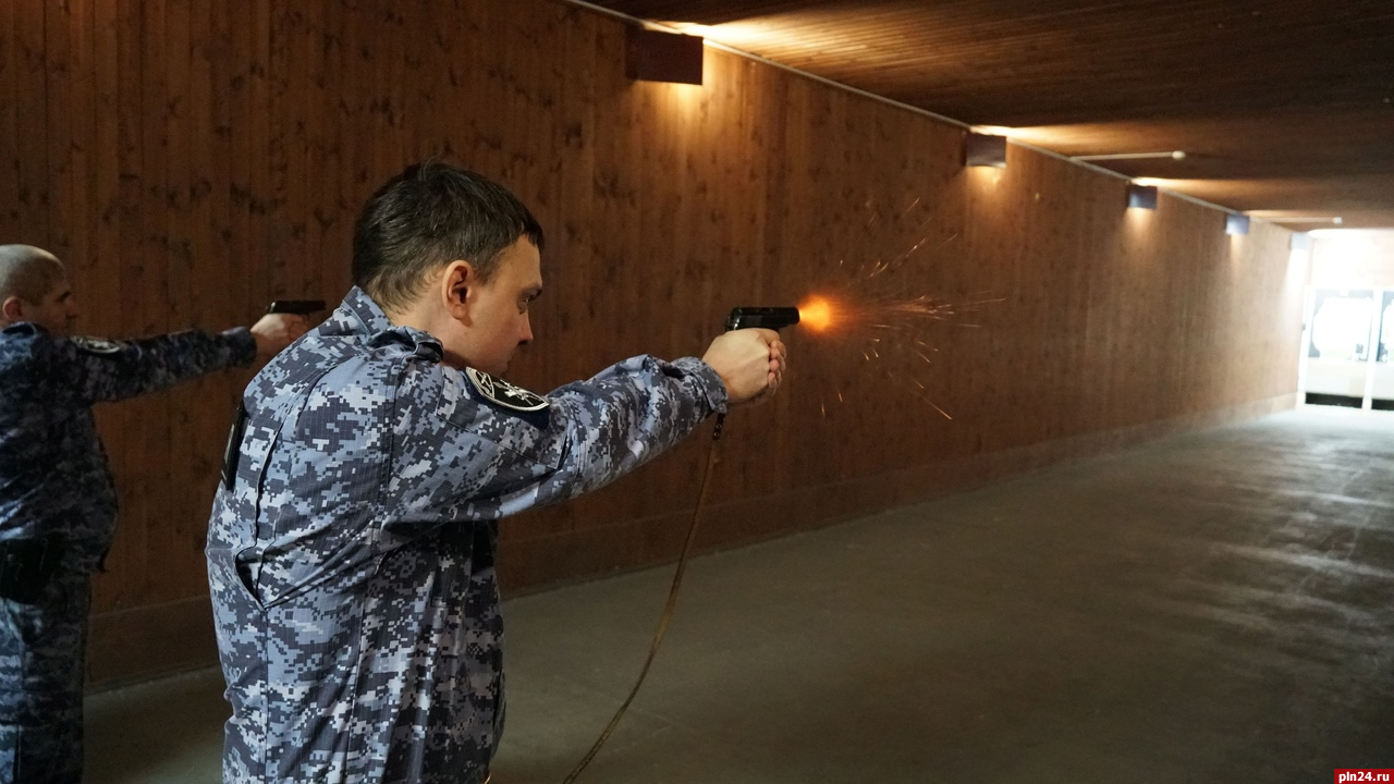 Соревнования по стрельбе из пистолета прошли среди псковских росгвардейцев