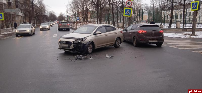 В Пскове женщина не уступила дорогу при выезде с второстепенной улицы на главную и устроила ДТП