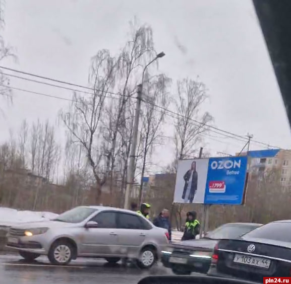 Два автомобиля столкнулись на улице Юбилейной в Пскове