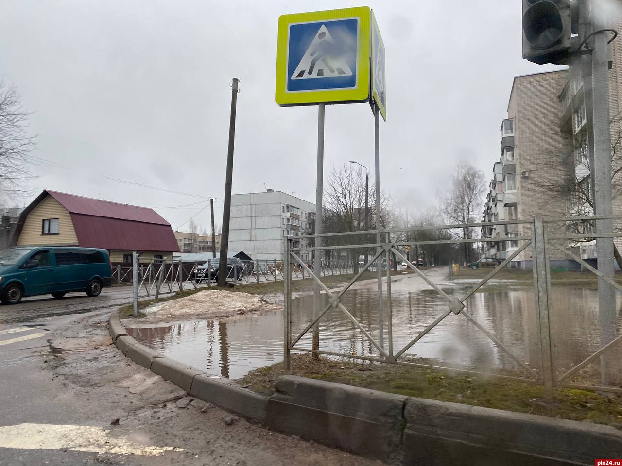 «Пешеходам только вплавь»: тротуар затопило на перекрестке в Великих Луках 