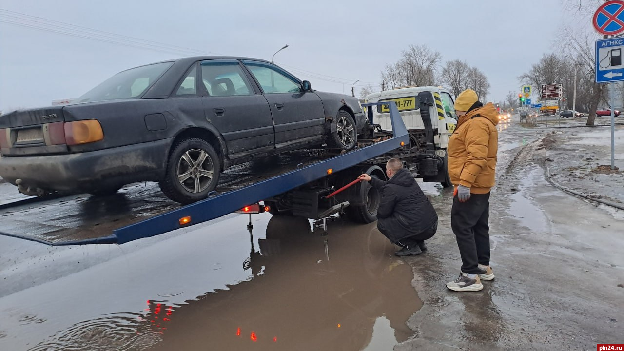 Водителю Audi потребовался эвакуатор из-за ямы на улице Леона Поземского в Пскове