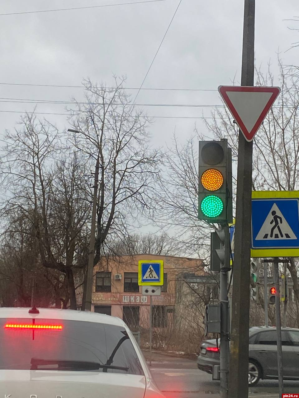 Светофор некорректно работает на перекрестке улиц Труда и Школьной в Пскове