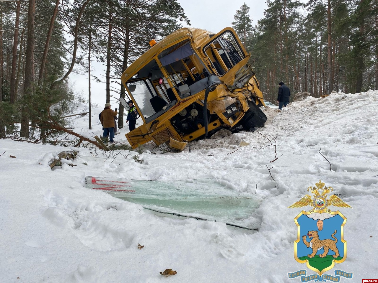 Трое пострадавших в ДТП с автобусом школьников остаются в псковской больнице