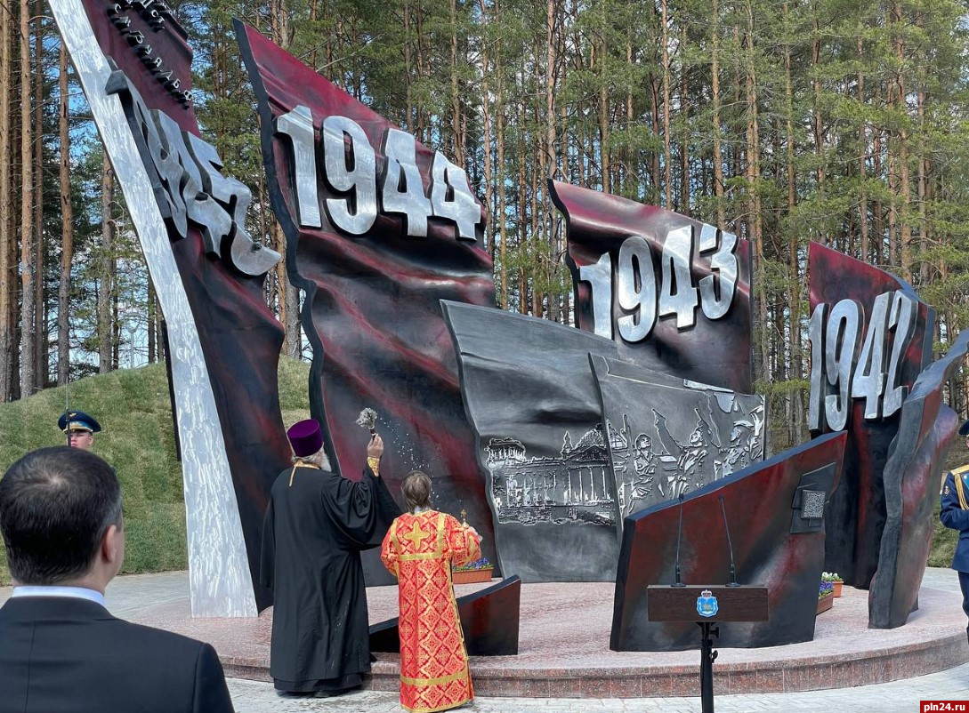 Псковские коммунисты просят вернуть красный цвет монументу «Знамя Победы»