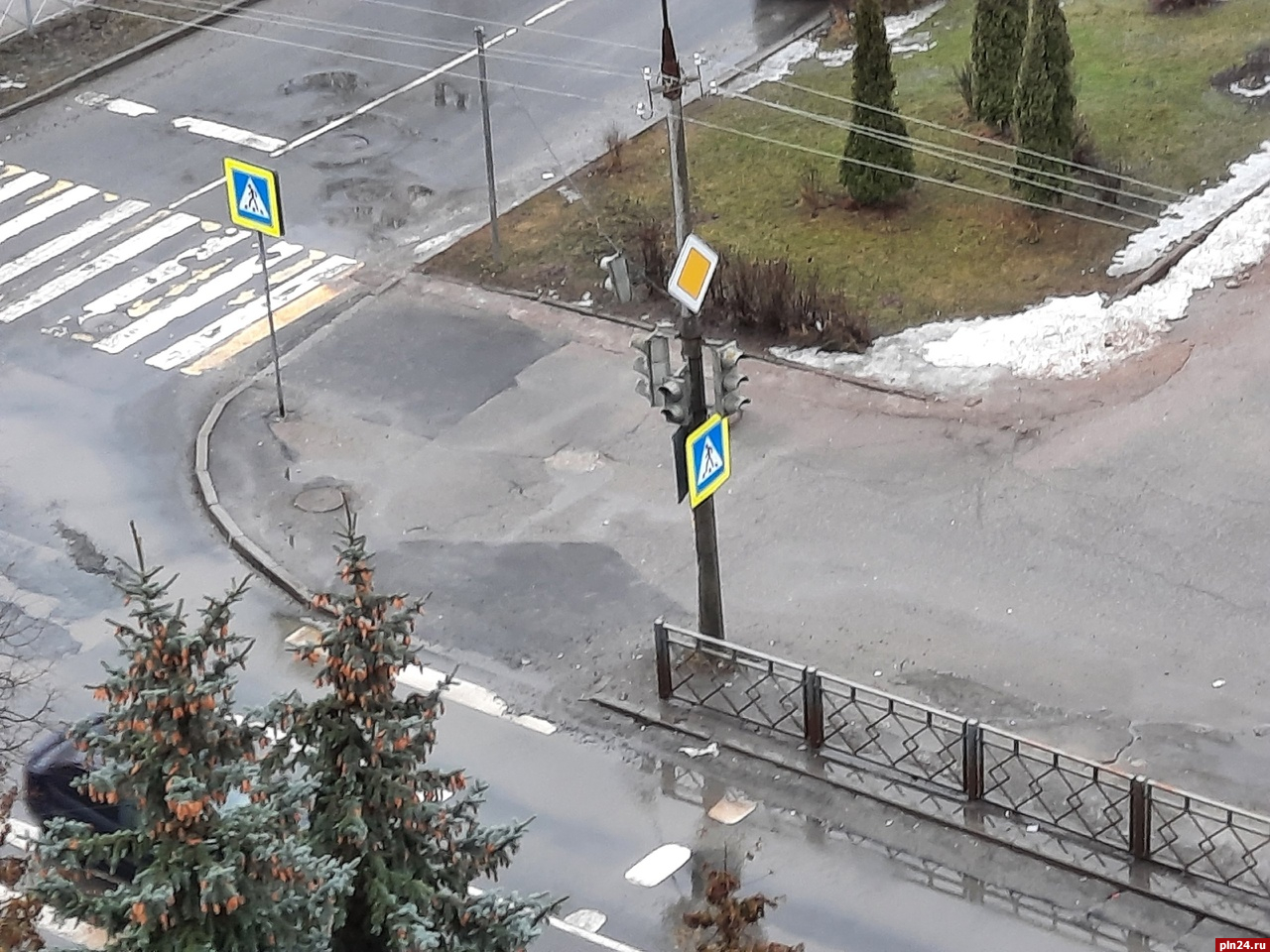 Светофор не работает на пересечении улиц Петровской и Розы Люксембург в Пскове