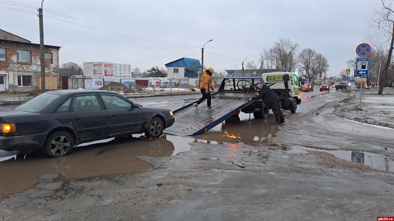 Глубокую яму на улице Леона Поземского в Пскове засыпали после инцидента с Audi