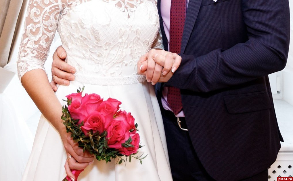 Более 30 пар заключили брак в Псковской области в одну из первых красивых дат 2024 года