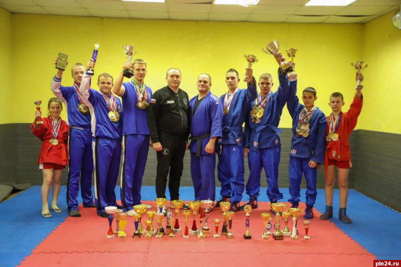 65 золотых медалей завоевали псковские самбисты и кикбоксеры «Динамо» за 2023 год
