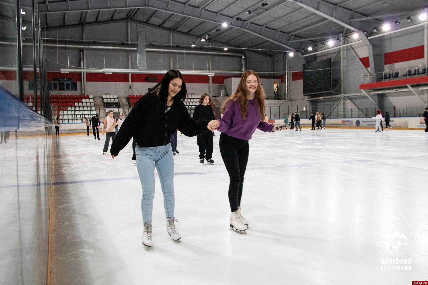 Покататься на коньках бесплатно может псковская молодёжь в Ледовом дворце
