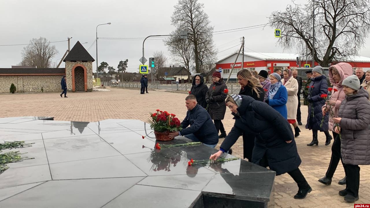 Профсоюзные активисты почтили память десантников 6-й роты в псковской Черехе