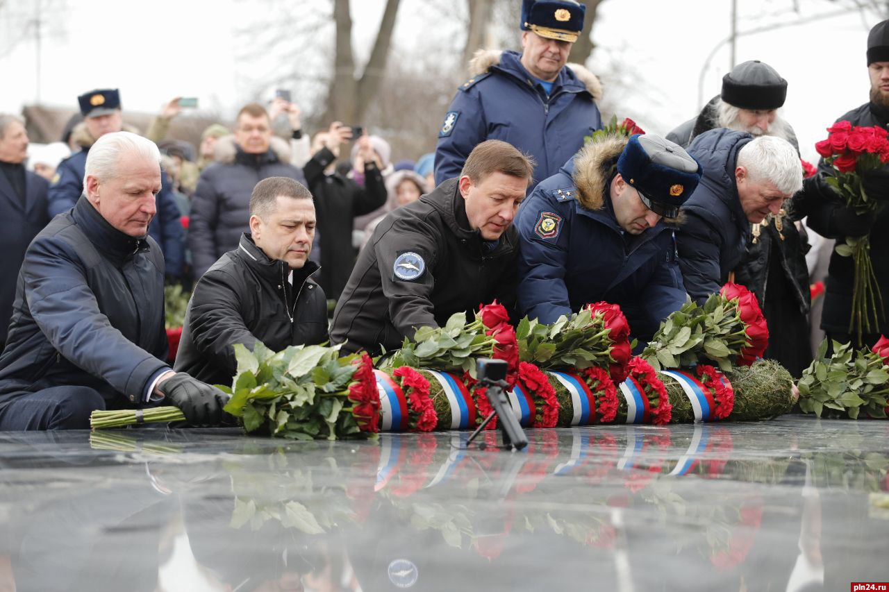 К памятнику «Купол» в псковской Черехе торжественно возложили цветы в день памяти 6-й роты
