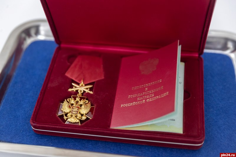 Михаил Ведерников передал семье погибшего псковского военнослужащего две государственные награды.