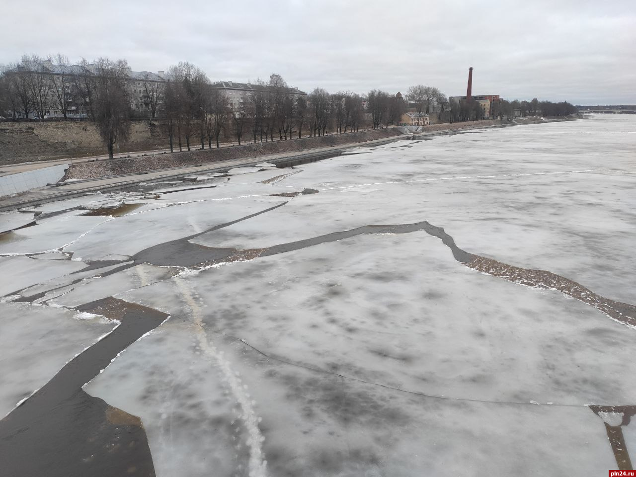 Ледоход начался на реке Великой в Пскове. ФОТО