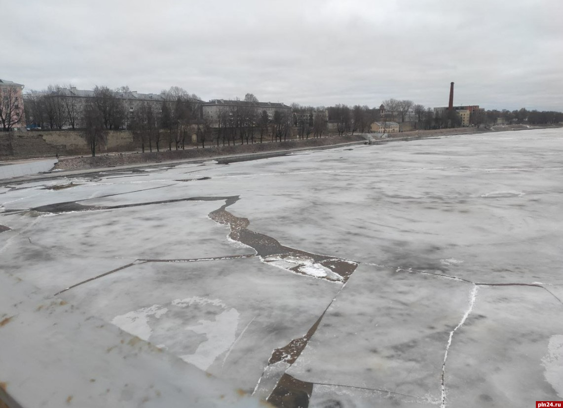 Рыбаков предупреждают о потере прочности льда на водоемах в Псковской области