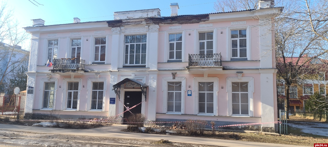 С крыши детского сада в Пскове падают кирпичи