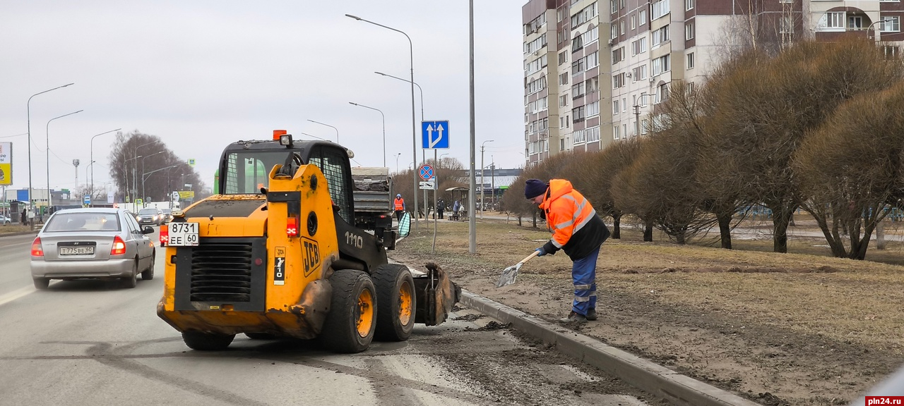 Грязь и песок с улиц Пскова убирают сотрудники ООО «СитиИнвестГрупп»
