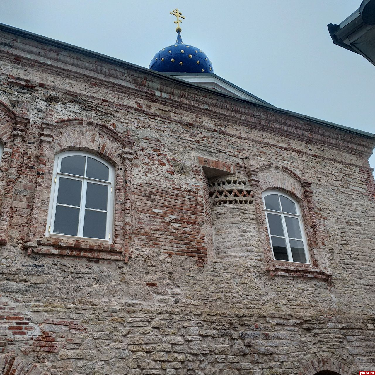 Фасад Благовещенской церкви в Печорах расчистили от слоев штукатурки