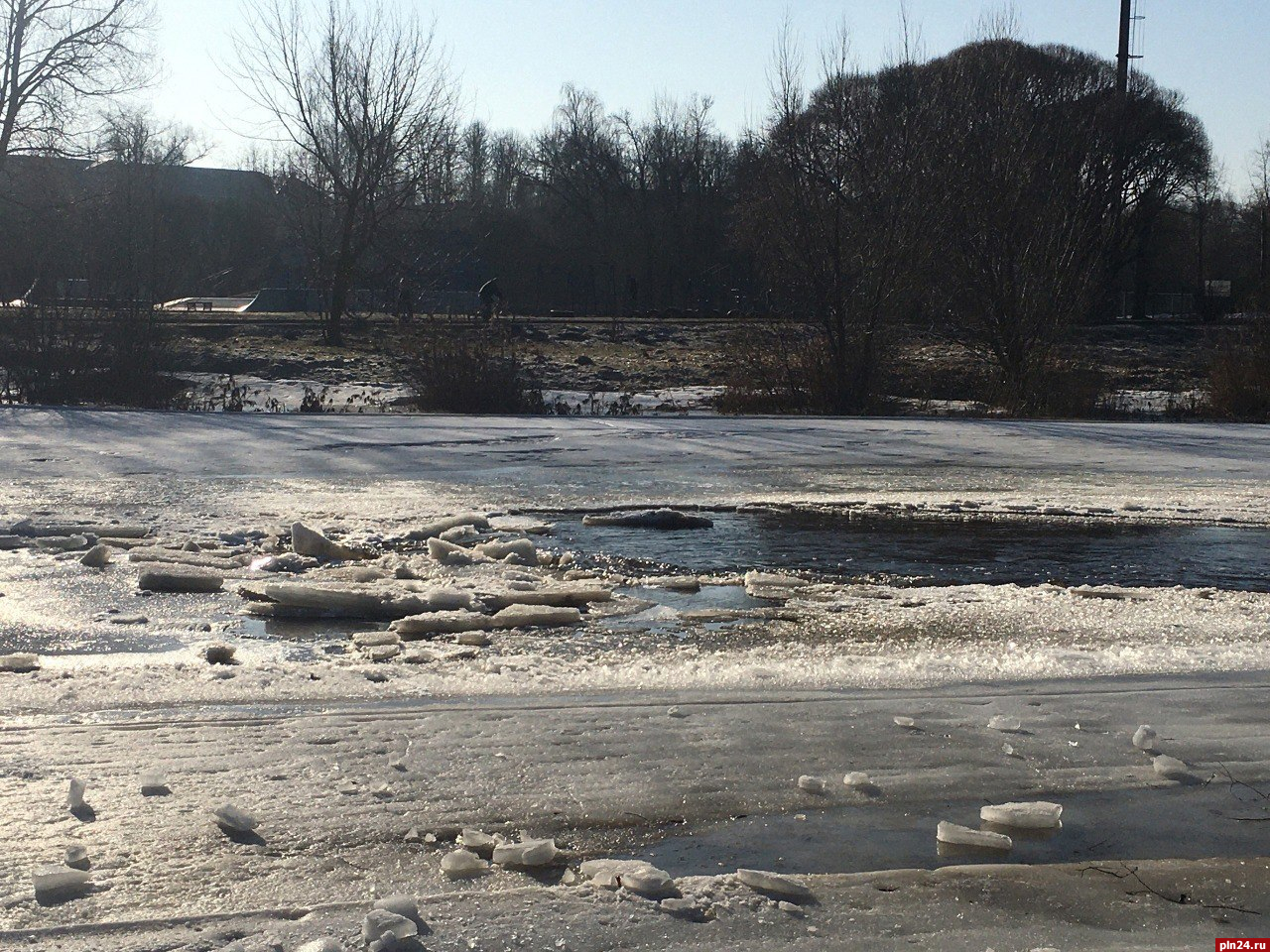 Ледоход начался на реке Ловать