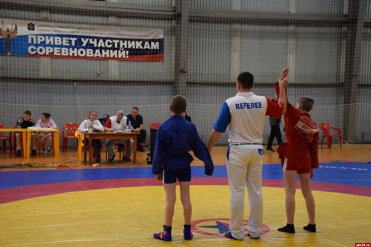 Участие в соревнованиях по самбо в Пскове приняли 180 спортсменов
