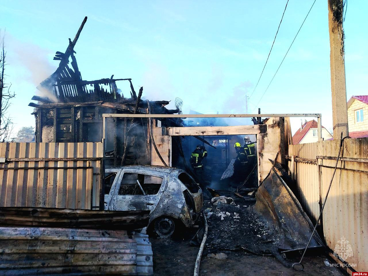 Жилой дом и гараж с автомобилем горели в Псковском районе | 05.03.2024 |  Псков - БезФормата