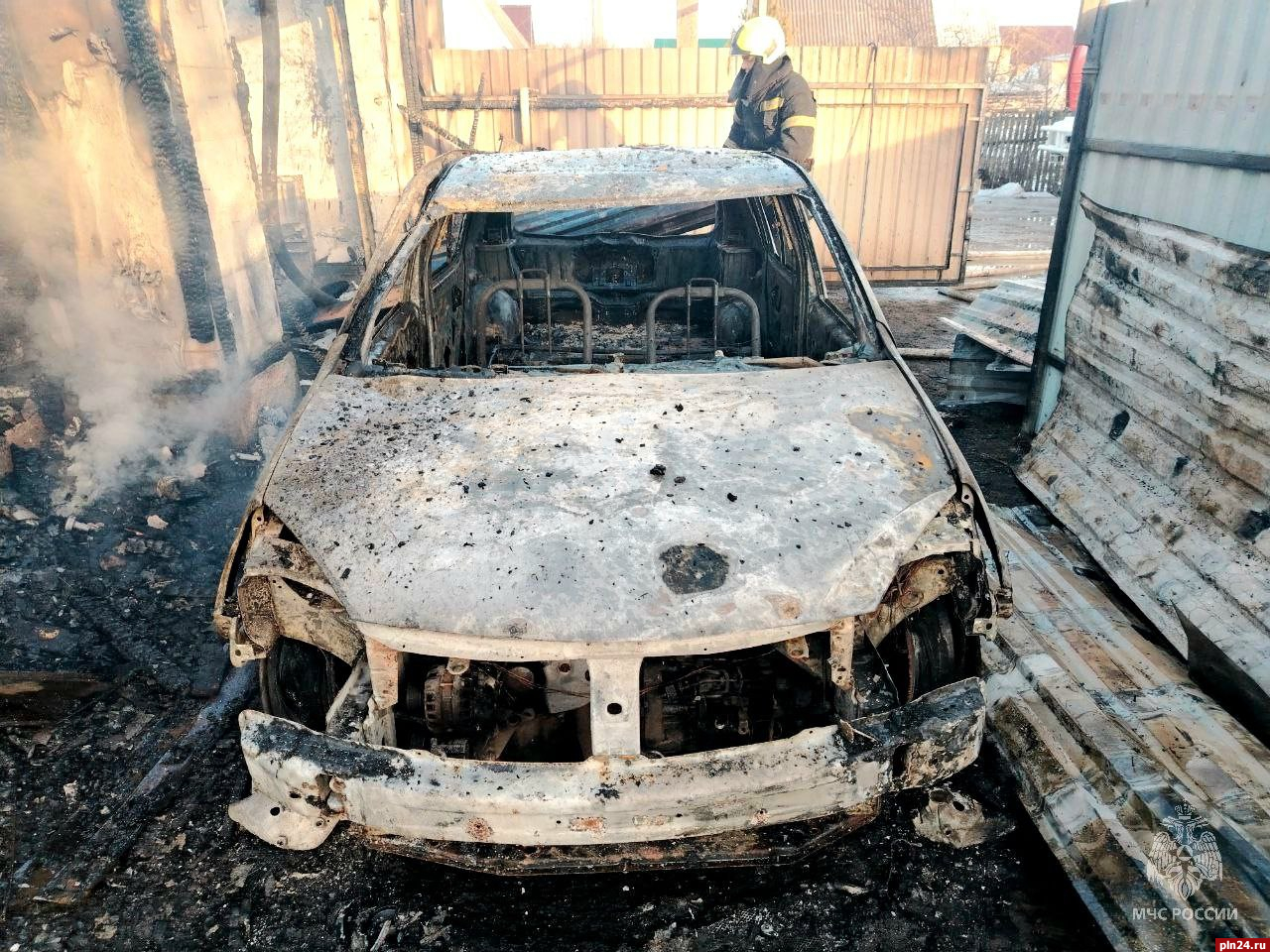 Жилой дом и гараж с автомобилем горели в Псковском районе | 05.03.2024 |  Псков - БезФормата