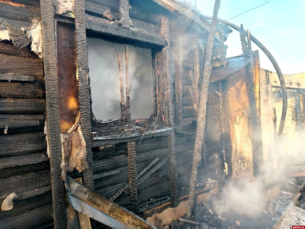 Жилой дом и гараж с автомобилем горели в Псковском районе | 05.03.2024 |  Псков - БезФормата