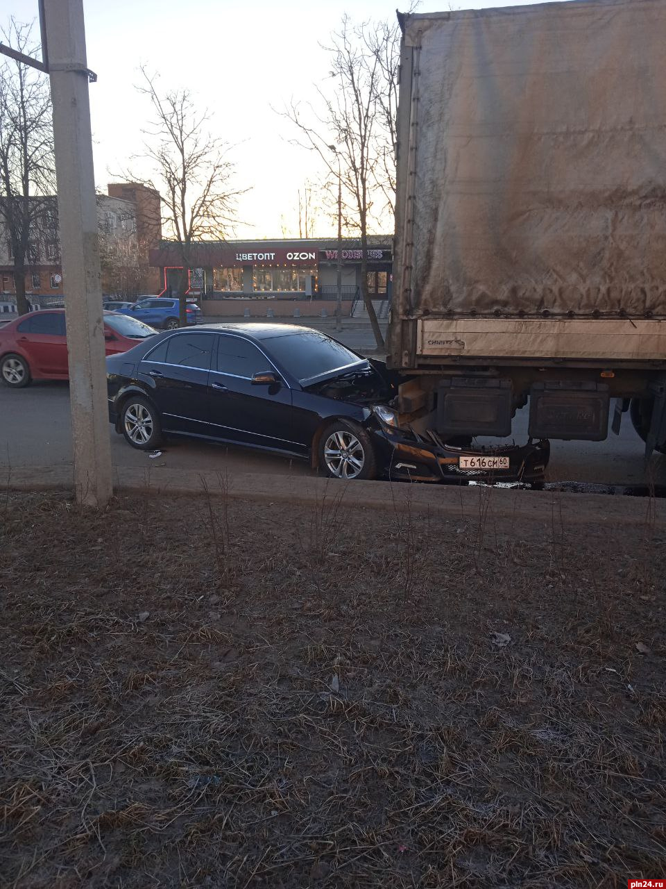 Mercedes врезался в припаркованный грузовик на улице Труда в Пскове