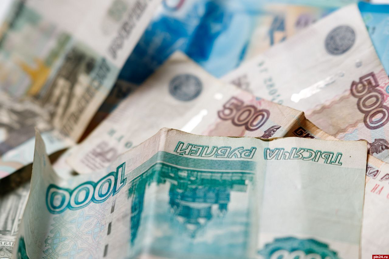 Мужчину будут судить за кражу денег с банковской карты в Пскове