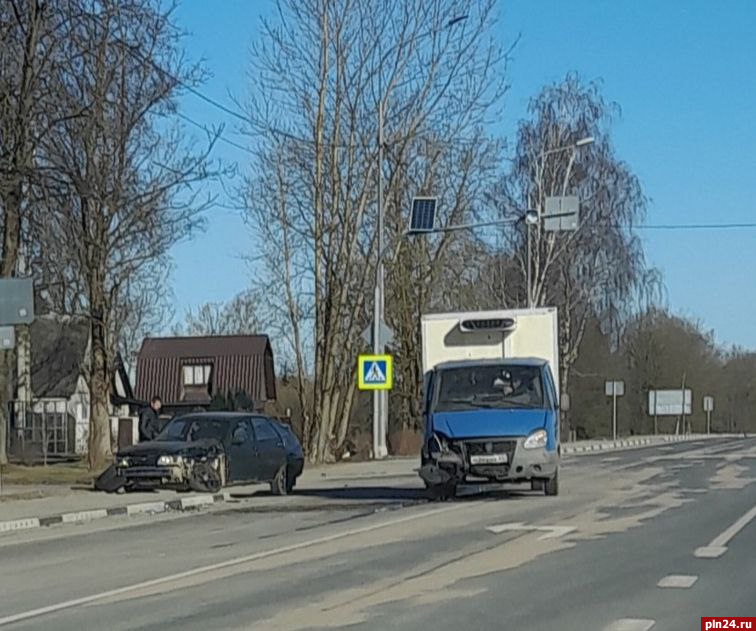 Колесо автомобиля Lada вырвало после столкновения с «ГАЗелью» в Псковском районе