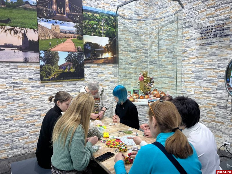 Кукол-травниц изготавливают посетители псковского стенда на выставке «Россия»