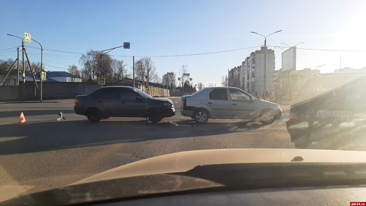 ДТП затрудняет проезд перекрестка улиц Юбилейной и Генерала Маргелова в Пскове