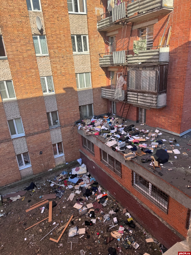 «Будьте людьми!»: свалку устроили на крыше пристройки к зданию общежития в Пскове