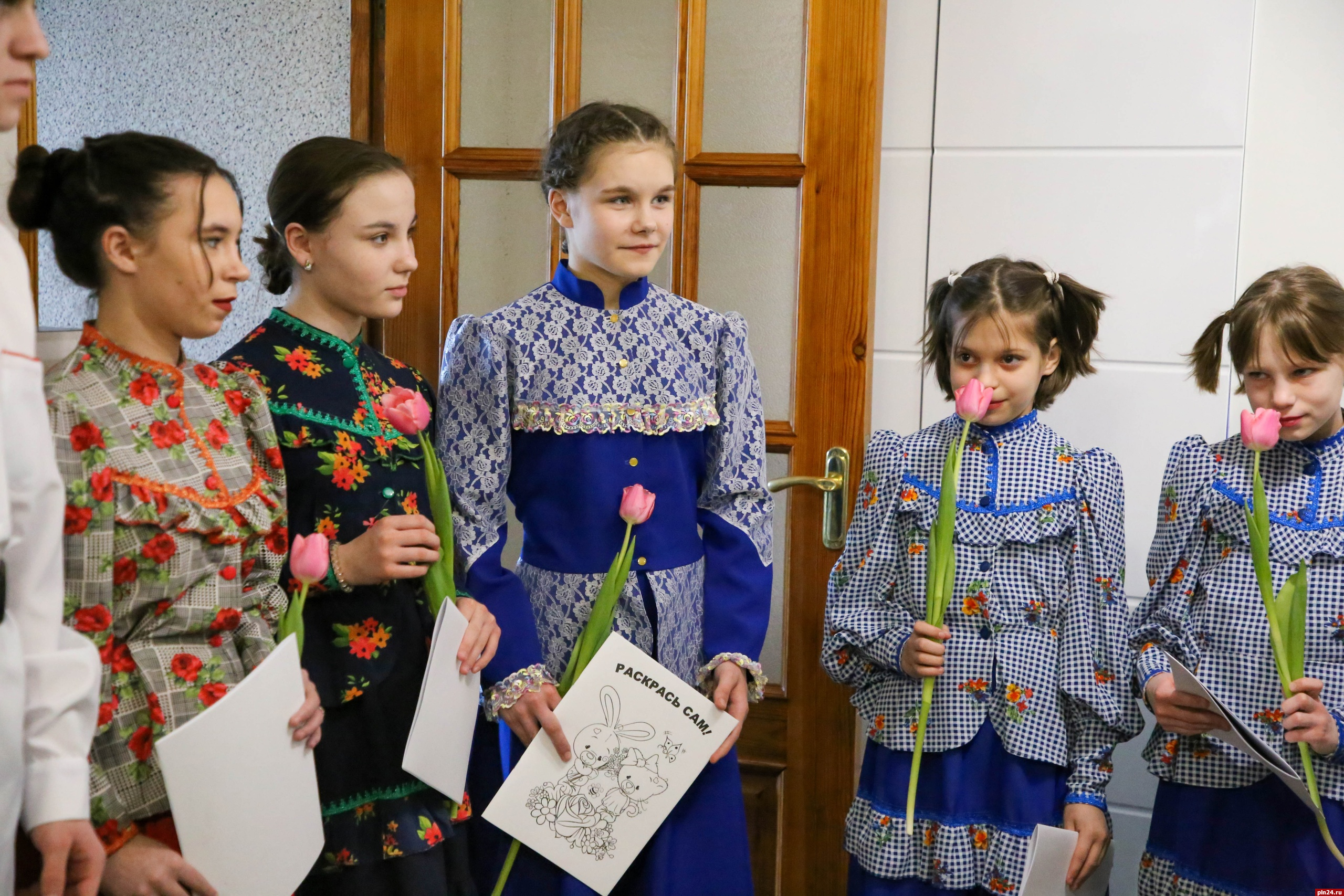 Воспитывающую 40 детей семью поздравили псковские полицейские с 8 Марта
