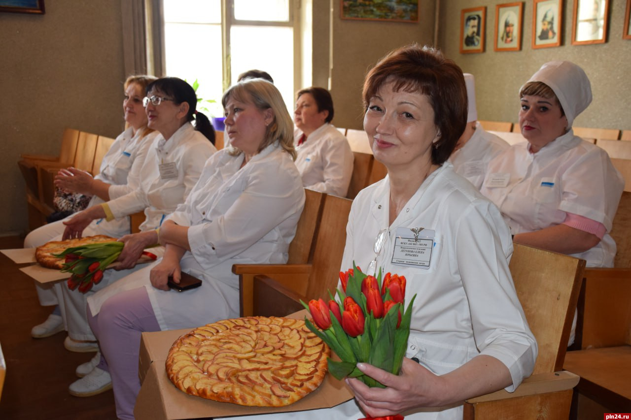 Сотрудниц Псковского гарнизонного госпиталя поздравили общественники