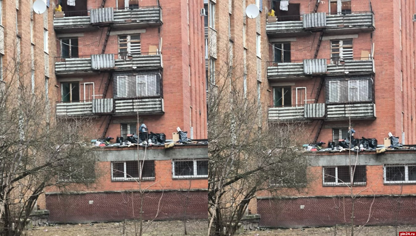 Неизвестный убирает свалку на крыше пристройки к зданию общежития в Пскове
