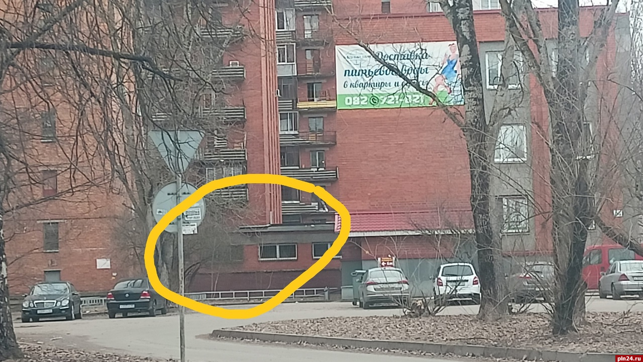 Свалку на крыше пристройки к зданию общежития убрали в Пскове