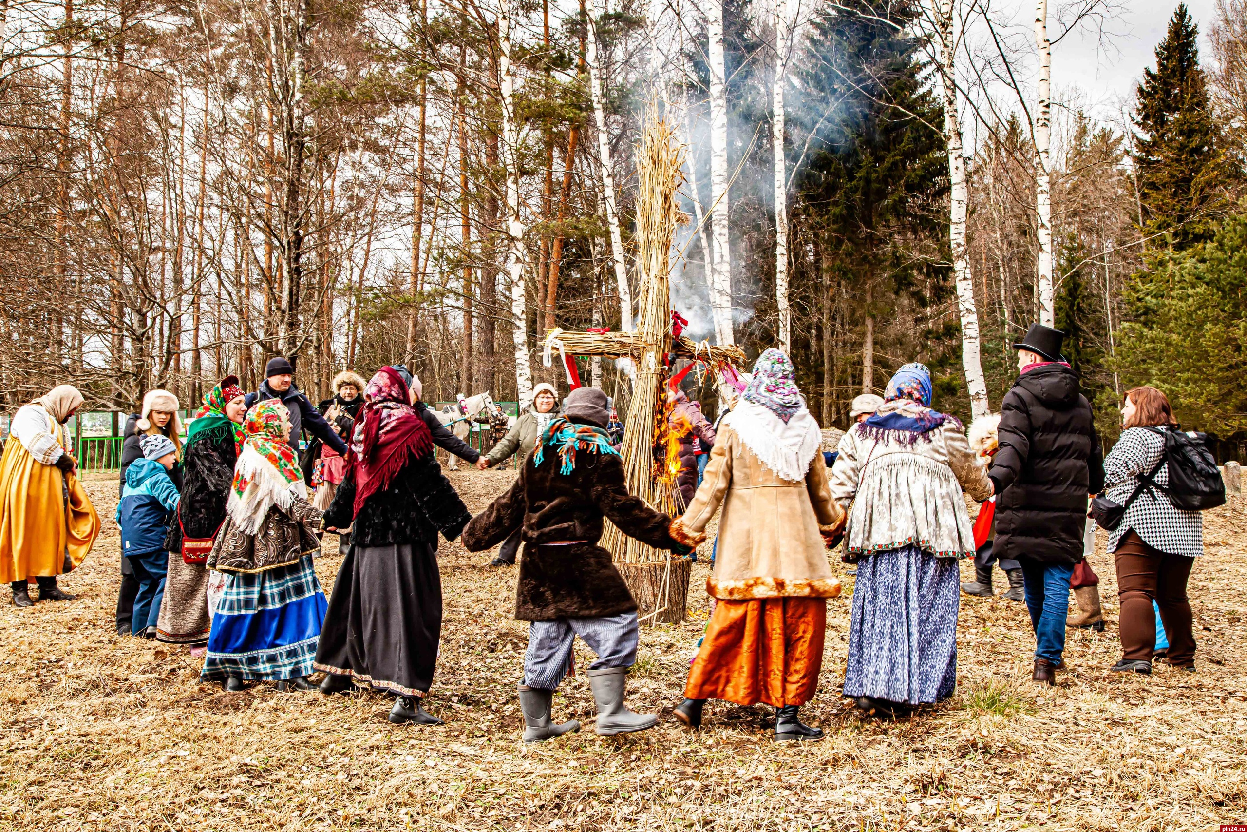 Три чучела Масленицы сожгли в первый день праздничных гуляний в Пушкинском заповеднике